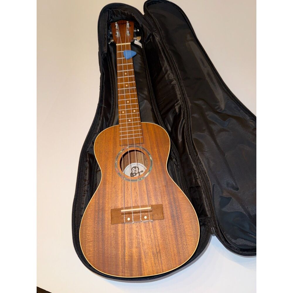 Penguin Ukulele Brand New Never Used Wood Hawaiian Grained w/ Carrier Cover